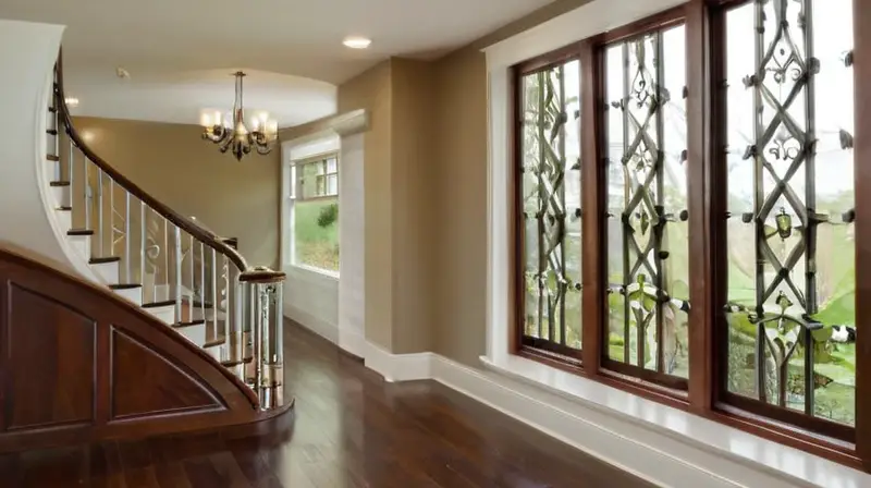 Escalera elegante con luz natural y arte